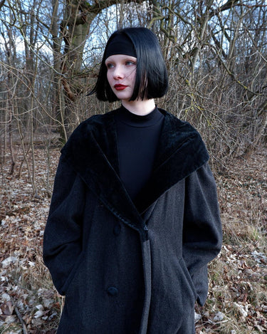 Add some edge to your wardrobe with this Vintage 80s/90s wool coat. The dark grey/black color combination and velvet hood give off a grunge vibe!