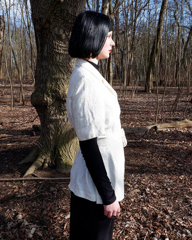 Slip into effortless luxury with this vintage Max Mara pure linen blouse — straight from the golden age of 90s Italian fashion. With its sharp lapels, sculpted silhouette, and waist-defining belt, it’s pure understated power dressing. Made from 100% premium linen, it’s light, luxe, and built for those sun-drenched days. Vintage Max Mara never goes out of style.