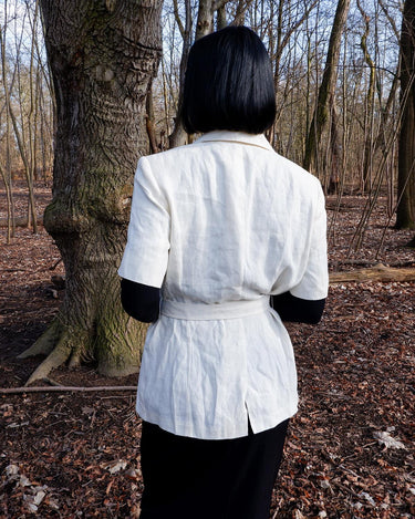 Slip into effortless luxury with this vintage Max Mara pure linen blouse — straight from the golden age of 90s Italian fashion. With its sharp lapels, sculpted silhouette, and waist-defining belt, it’s pure understated power dressing. Made from 100% premium linen, it’s light, luxe, and built for those sun-drenched days. Vintage Max Mara never goes out of style.