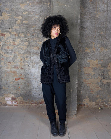 Dress to impress with this vintage 90s velvet blazer in XL! This one-of-a-kind piece features stunning pearl and floral applications, making it a true statement piece.