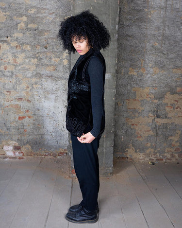 Dress to impress with this vintage 90s velvet blazer in XL! This one-of-a-kind piece features stunning pearl and floral applications, making it a true statement piece.