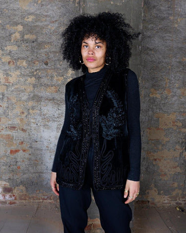 Dress to impress with this vintage 90s velvet blazer in XL! This one-of-a-kind piece features stunning pearl and floral applications, making it a true statement piece.