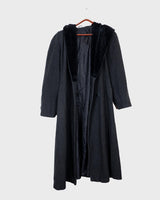 Add some edge to your wardrobe with this Vintage 80s/90s wool coat. The dark grey/black color combination and velvet hood give off a grunge vibe!