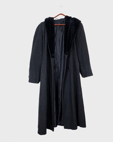 Add some edge to your wardrobe with this Vintage 80s/90s wool coat. The dark grey/black color combination and velvet hood give off a grunge vibe!