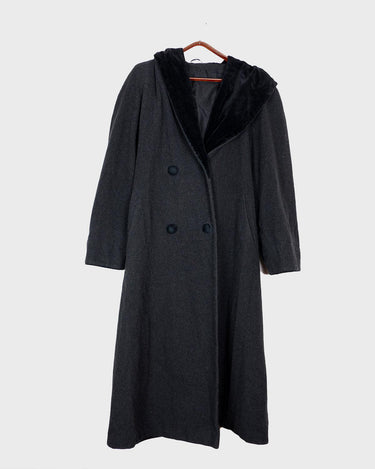 Add some edge to your wardrobe with this Vintage 80s/90s wool coat. The dark grey/black color combination and velvet hood give off a grunge vibe!