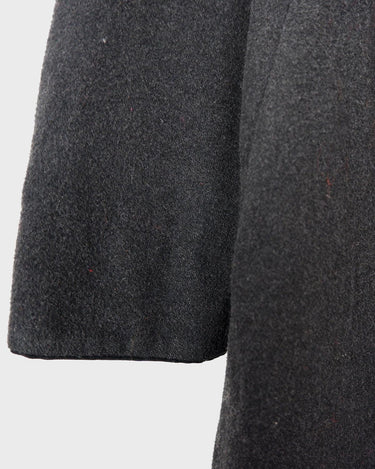 Add some edge to your wardrobe with this Vintage 80s/90s wool coat. The dark grey/black color combination and velvet hood give off a grunge vibe!