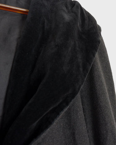 Add some edge to your wardrobe with this Vintage 80s/90s wool coat. The dark grey/black color combination and velvet hood give off a grunge vibe!