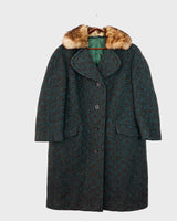 Experience true vintage elegance with this stunning green wool coat from the 70s/80s. Beautiful brown accents add a stylish touch, while the real fur collar adds a luxurious and statement-making element.