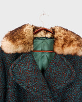Experience true vintage elegance with this stunning green wool coat from the 70s/80s. Beautiful brown accents add a stylish touch, while the real fur collar adds a luxurious and statement-making element.