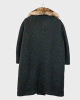 Experience true vintage elegance with this stunning green wool coat from the 70s/80s. Beautiful brown accents add a stylish touch, while the real fur collar adds a luxurious and statement-making element.