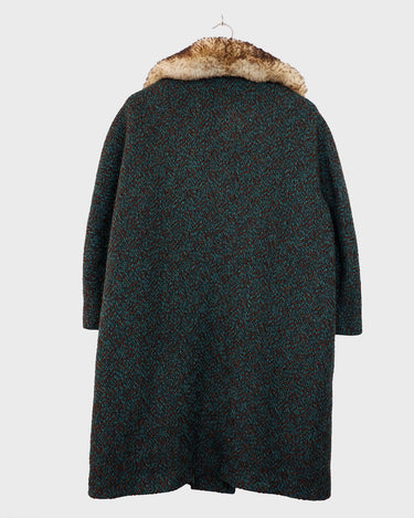 Experience true vintage elegance with this stunning green wool coat from the 70s/80s. Beautiful brown accents add a stylish touch, while the real fur collar adds a luxurious and statement-making element.