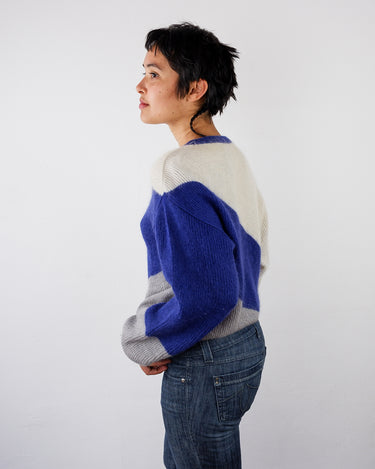 Vintage 80s AVON KNITWEAR striped sweater in white, blue and gray | M
