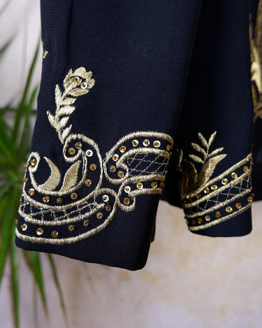 Embrace this Vintage 80s Spring Blazer! Featuring golden stitches and shoulder pads, this blazer (no closure) is definitely a statement piece. The floral and geometric pattern adds an extra touch of playfulness to any outfit. 