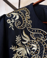Embrace this Vintage 80s Spring Blazer! Featuring golden stitches and shoulder pads, this blazer (no closure) is definitely a statement piece. The floral and geometric pattern adds an extra touch of playfulness to any outfit. 