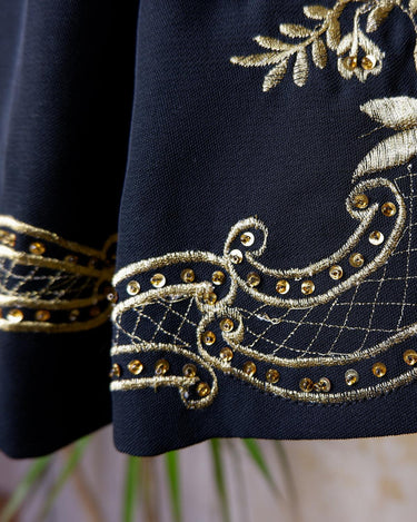 Embrace this Vintage 80s Spring Blazer! Featuring golden stitches and shoulder pads, this blazer (no closure) is definitely a statement piece. The floral and geometric pattern adds an extra touch of playfulness to any outfit. 