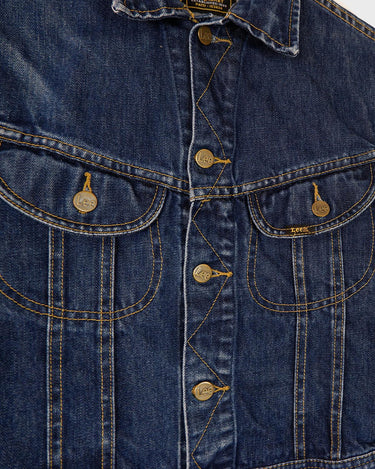 Saddle up, denim lovers – this vintage 90s Lee denim blue jacket is ready to take ya on a ride! A true classic from the era!