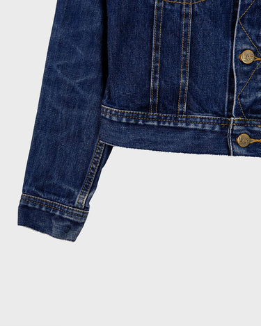 Saddle up, denim lovers – this vintage 90s Lee denim blue jacket is ready to take ya on a ride! A true classic from the era!