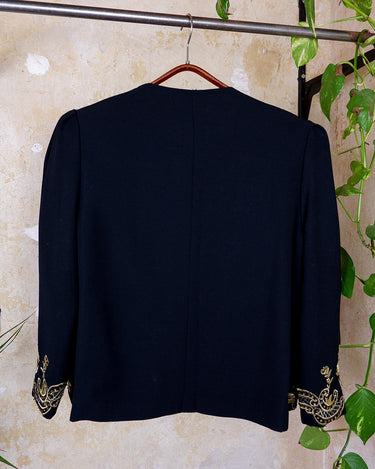 Embrace this Vintage 80s Spring Blazer! Featuring golden stitches and shoulder pads, this blazer (no closure) is definitely a statement piece. The floral and geometric pattern adds an extra touch of playfulness to any outfit. 