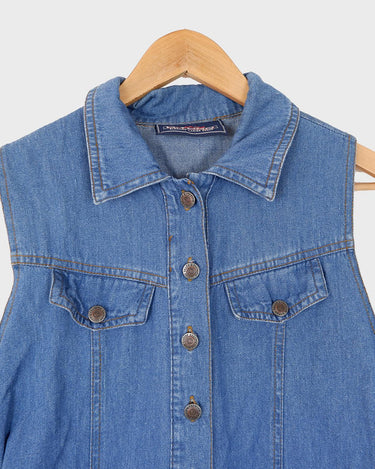This vintage '90s denim maxi dress is a living legend! Its blue shade and back lacing detail is sure to give you an edge, so be ready to feel the spirit of it!
