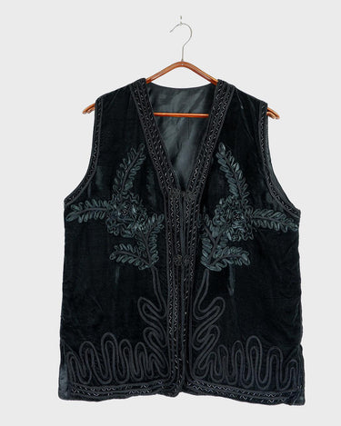 Dress to impress with this vintage 90s velvet blazer in XL! This one-of-a-kind piece features stunning pearl and floral applications, making it a true statement piece.