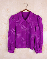 Add a touch of shimmer to your wardrobe with our vintage 80s dark pink longsleeve blouse! This playful piece features shimmering accents and a flattering fit.