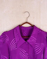 Add a touch of shimmer to your wardrobe with our vintage 80s dark pink longsleeve blouse! This playful piece features shimmering accents and a flattering fit.