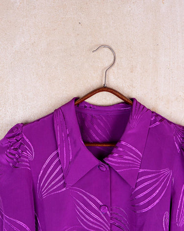 Add a touch of shimmer to your wardrobe with our vintage 80s dark pink longsleeve blouse! This playful piece features shimmering accents and a flattering fit.