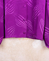 Add a touch of shimmer to your wardrobe with our vintage 80s dark pink longsleeve blouse! This playful piece features shimmering accents and a flattering fit.