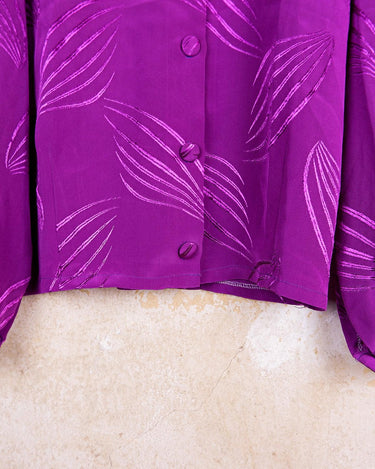 Add a touch of shimmer to your wardrobe with our vintage 80s dark pink longsleeve blouse! This playful piece features shimmering accents and a flattering fit.