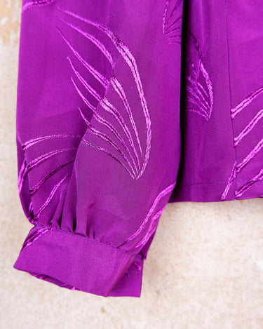 Add a touch of shimmer to your wardrobe with our vintage 80s dark pink longsleeve blouse! This playful piece features shimmering accents and a flattering fit.