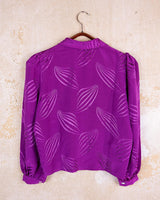 Add a touch of shimmer to your wardrobe with our vintage 80s dark pink longsleeve blouse! This playful piece features shimmering accents and a flattering fit.