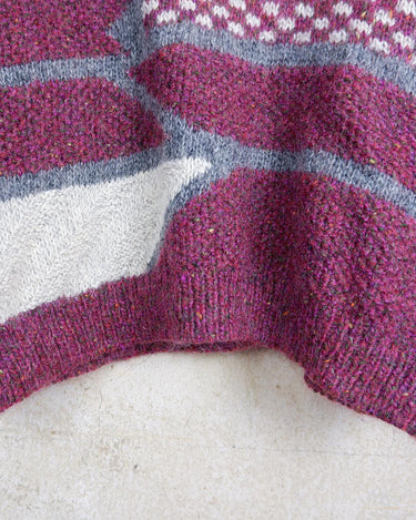Add a pop of pink to your wardrobe with our vintage 80s wool sweater, featuring a geometric pattern.