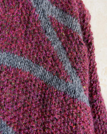Add a pop of pink to your wardrobe with our vintage 80s wool sweater, featuring a geometric pattern.
