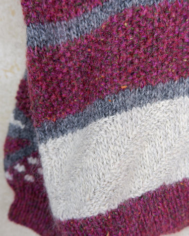 Add a pop of pink to your wardrobe with our vintage 80s wool sweater, featuring a geometric pattern.