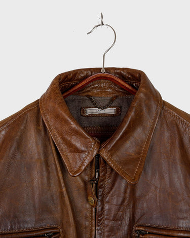 Fall in love with this italian vintage 80s brown leather jacket! With its classic look, warm wool lining, and thick leather material, you'll look and feel great while staying cozy!