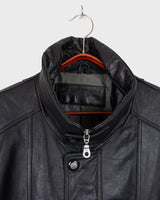 Add some edge to your wardrobe with this must-have preloved Westbury black leather coat. Perfect for cooler weather, this stylish piece will take any outfit to the next level!