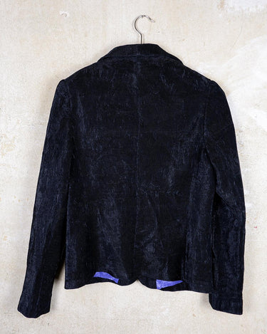 Add some sass to your wardrobe with our Preloved black plisee spring blazer! This elegant piece features light shoulder pads for structure and flare, while the plisee design adds an eye-catching touch
