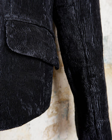 Add some sass to your wardrobe with our Preloved black plisee spring blazer! This elegant piece features light shoulder pads for structure and flare, while the plisee design adds an eye-catching touch