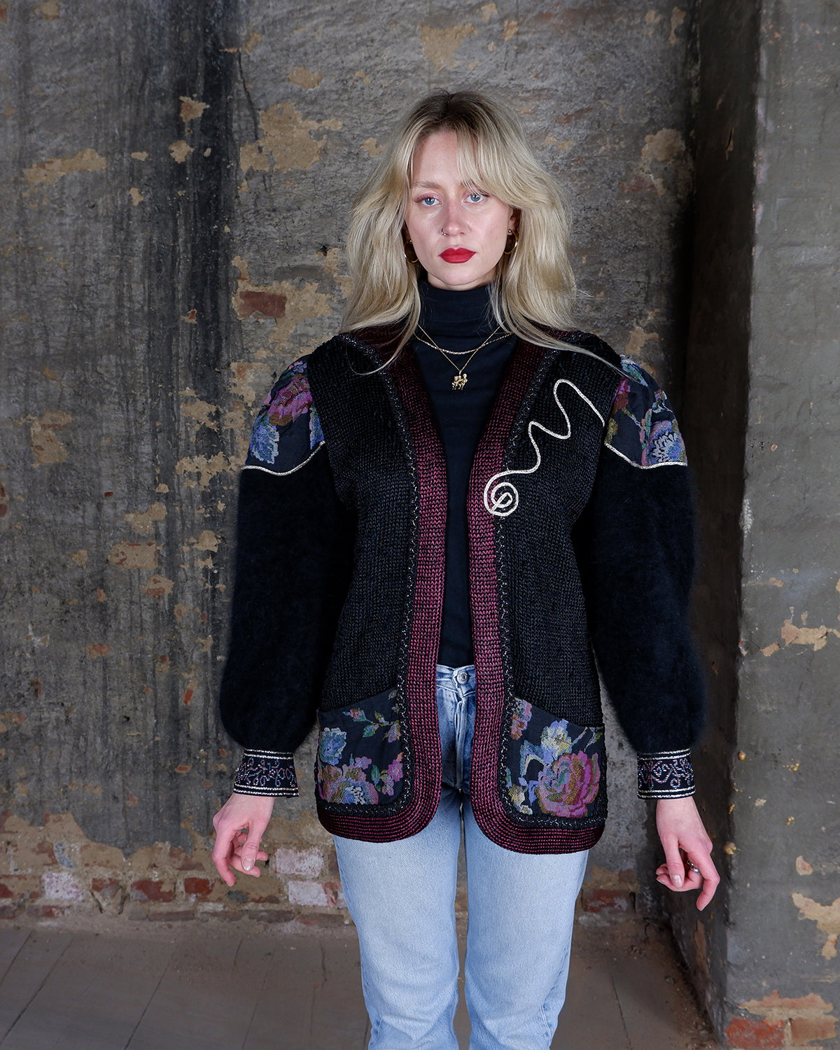 Wrap yourself in this Premium Vintage 80s black cardigan! This cozy cardigan features puffy shoulder parts, super soft and furry sleeves, two front pockets and a playful floral application.&nbsp;