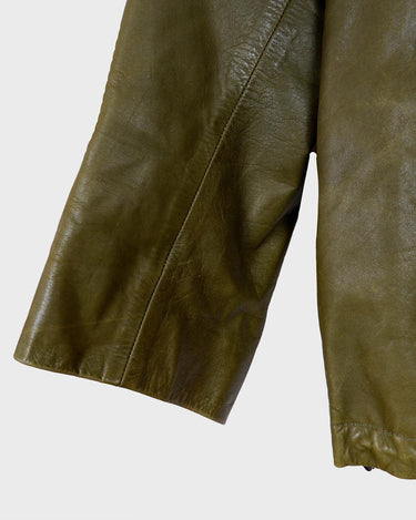 This Valentino jacket brings the class and the finest green leather, all wrapped up in one slick package! The only catch? No working zip (check out the last two photos to get the full scoop)! But don't let a defected zipper keep you from rocking the look!