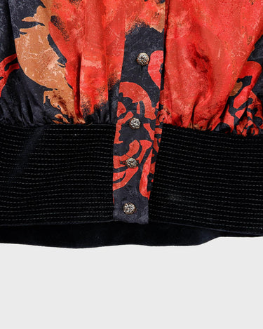 This vintage 80s velvet x silk blouse is having a moment! Its flowy and lightweight transparent fabric, coupled with its stunning red floral pattern, make it a must-have!