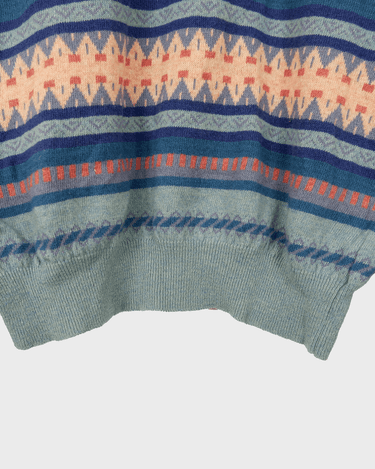 This cute Vintage 90s blue geometric pattern sweater (thin!) will have you feeling snazzy! You won't be able to deny the 80s / 90s's charm with its unique pink detailing - perfect for adding an extra splash of personality!