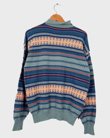 This cute Vintage 90s blue geometric pattern sweater (thin!) will have you feeling snazzy! You won't be able to deny the 80s / 90s's charm with its unique pink detailing - perfect for adding an extra splash of personality!