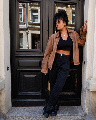 Say goodbye to the days of boring, new-and-shiny leather jackets! Get the good old vintages vibes with this used look 90s brown leather jacket that's already been through the ropes and just waiting to take you on a wild ride. Rock it with confidence! Please keep in mind that this vintage leather jacket has some flaws f.e last photos.