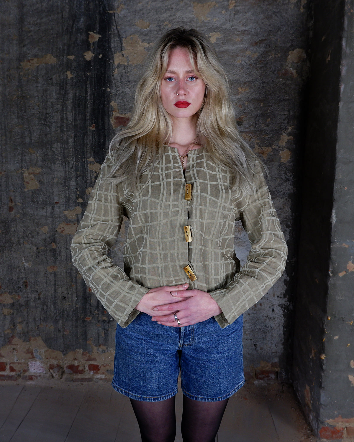Get the best of both worlds with this vintage 90's brown-beige jacket OR blouse and its wooden buttons! Made from an ultrathin linen mix, it's perfect for those in-between weather days. The added velvet stripes add a touch of elegance to this jacket / blouse.