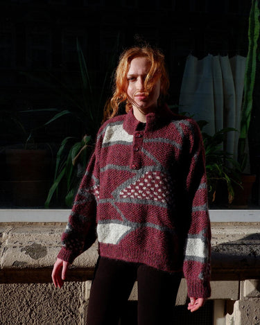 Add a pop of pink to your wardrobe with our vintage 80s thick wool sweater, featuring a geometric pattern.