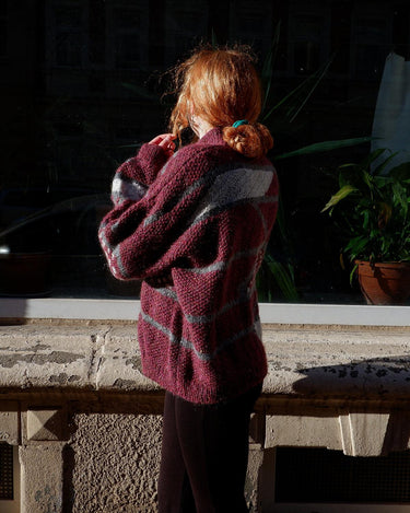 Add a pop of pink to your wardrobe with our vintage 80s wool sweater, featuring a geometric pattern.