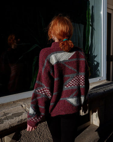 Add a pop of pink to your wardrobe with our vintage 80s wool sweater, featuring a geometric pattern.