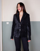 Add some sass to your wardrobe with our Preloved black plisee spring blazer! This elegant piece features light shoulder pads for structure and flare, while the plisee design adds an eye-catching touch.