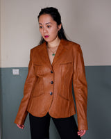 Looking for a spring statement piece? This premium brown lamb leather blazer (thin!) is the answer! With its buttery soft feel, boho stitching details and different leather textures it's a must-have!